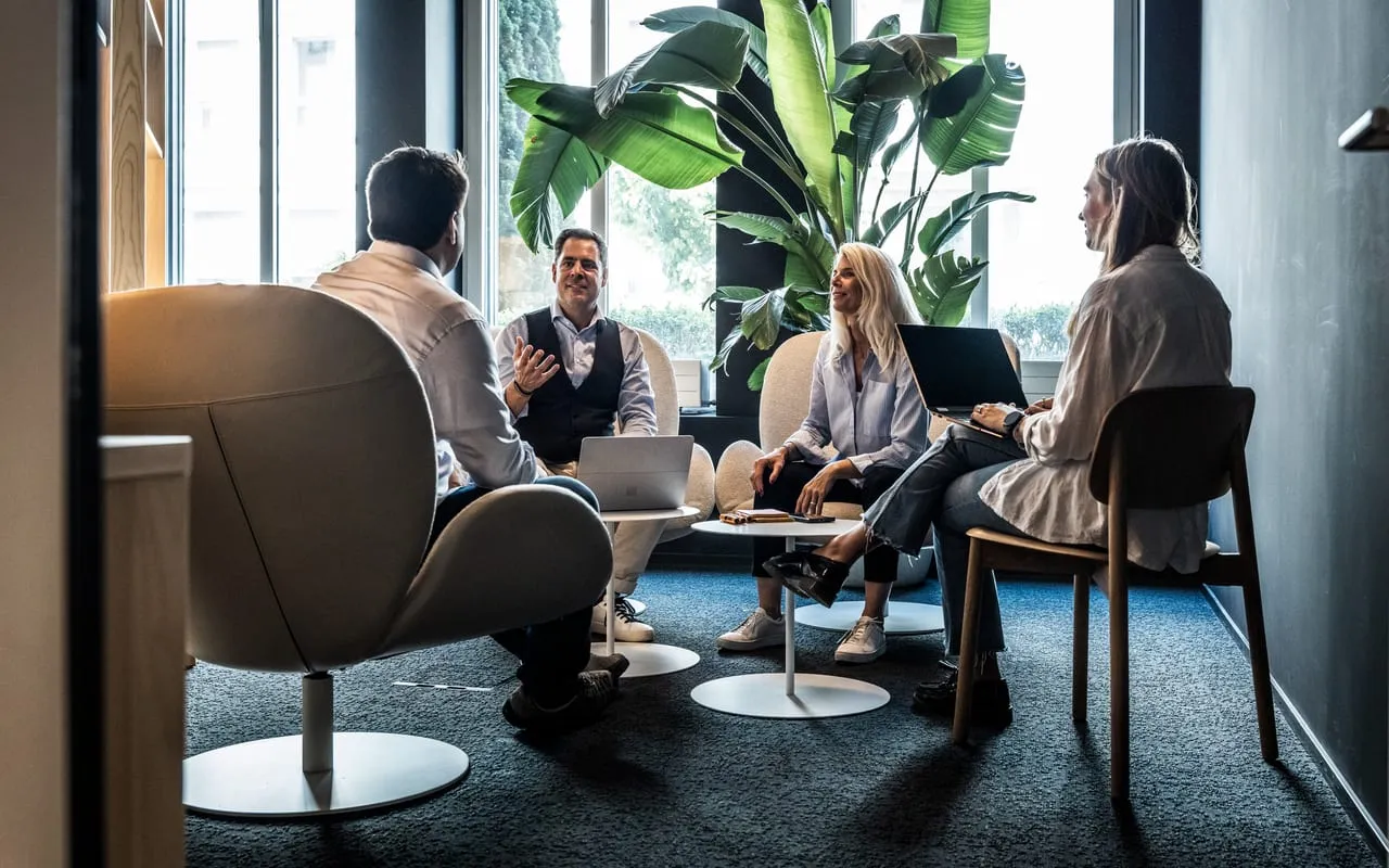 Entstehung von LEADO: Besprechung im Team von Pfyffer Partner, vier Personen in einer Sitzecke