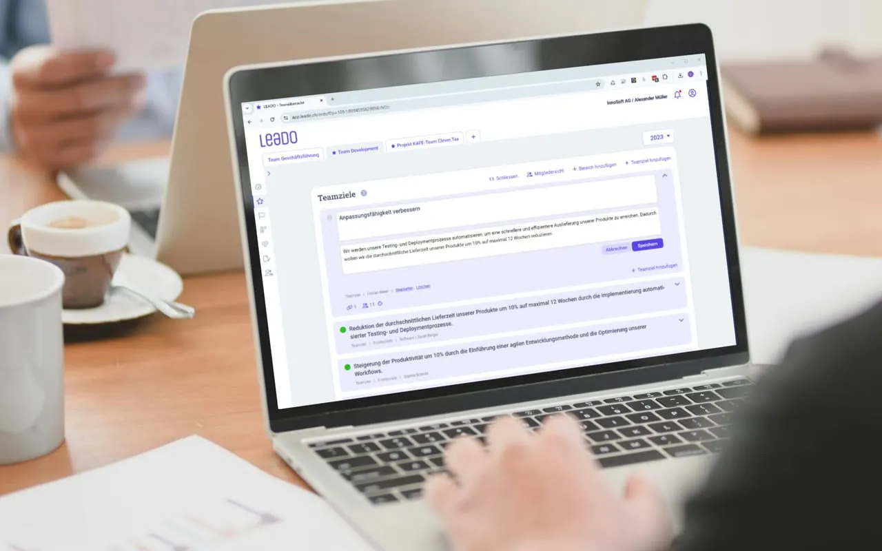 Blick in die LEADO-Plattform: Teamziele mit Status und Verantwortlichen auf dem Laptop