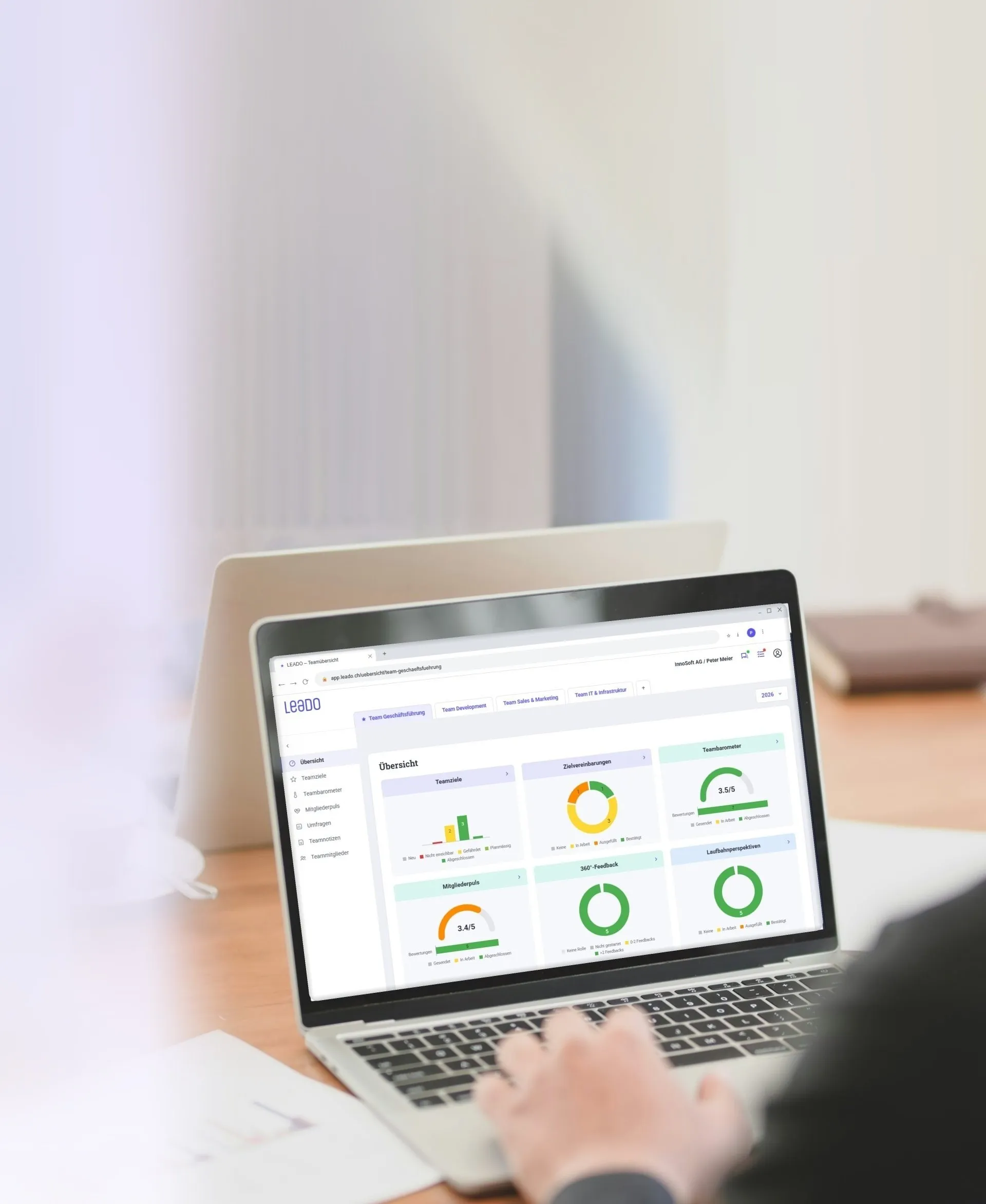 Führungskraft nutzt das Performance-Management-Tool LEADO am Laptop: Übersicht mit Teamzielen, Zielvereinbarungen und 360-Grad-Feedback