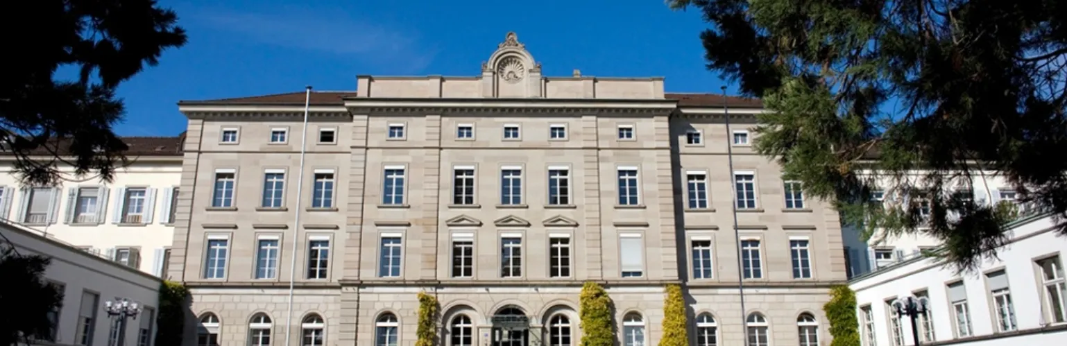 Gebäude der Psychiatrischen Universitätsklinik Zürich im Sonnenlicht